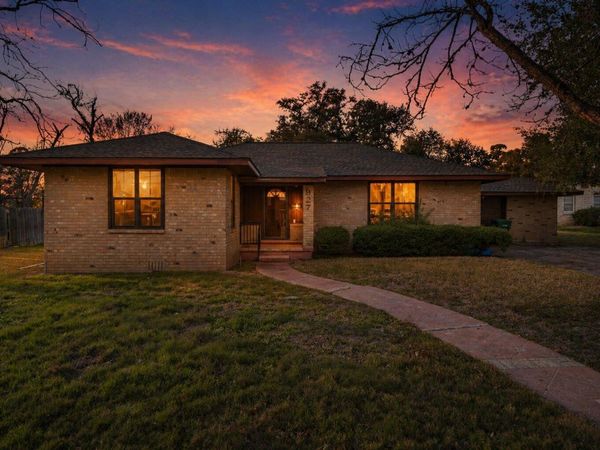 927 E Walnut ST, La Grange, TX 78945