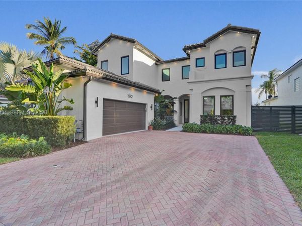 1572 NE 194th St , Miami, FL 33179