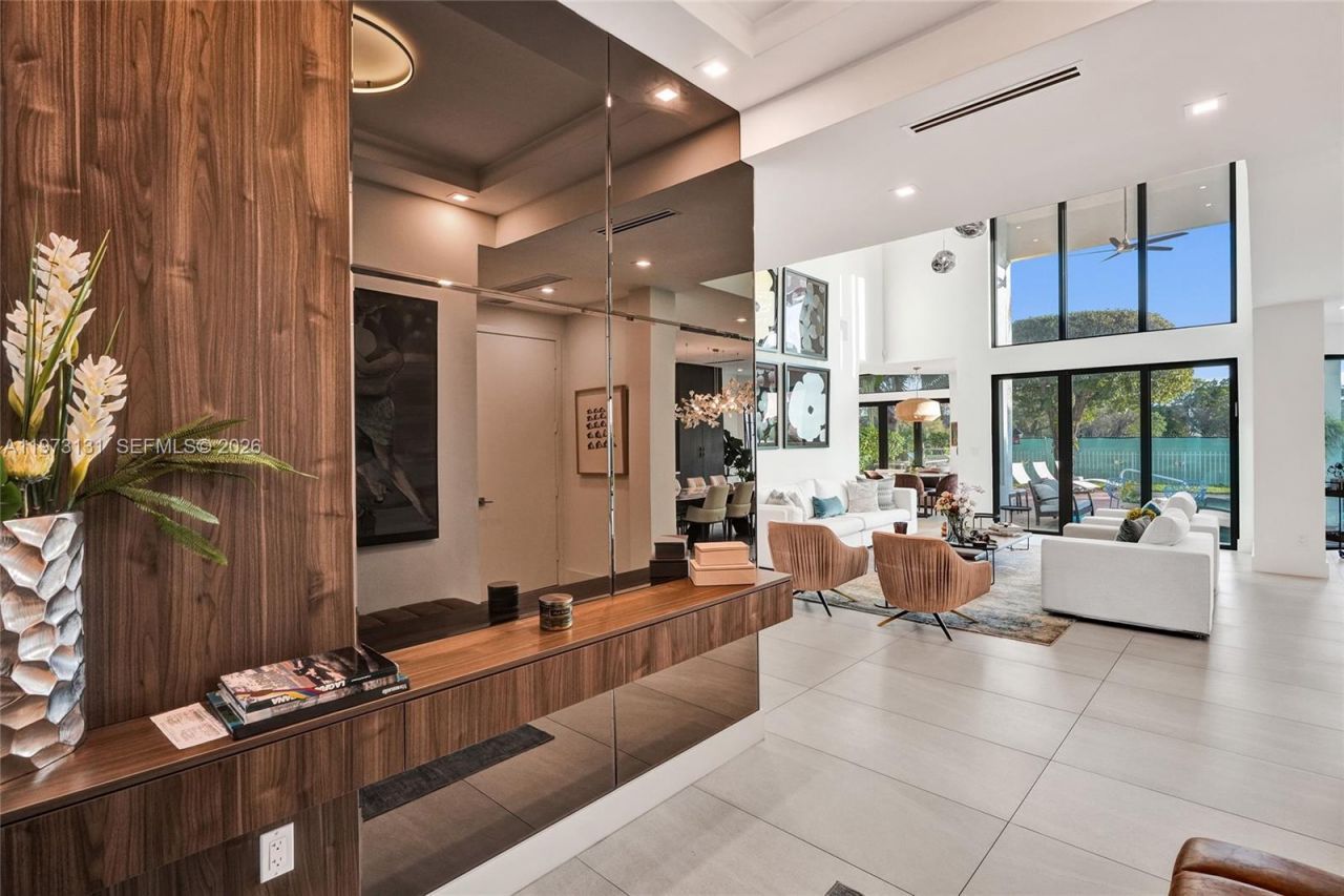 1572 NE 194th St , Miami, FL 33179 Photo