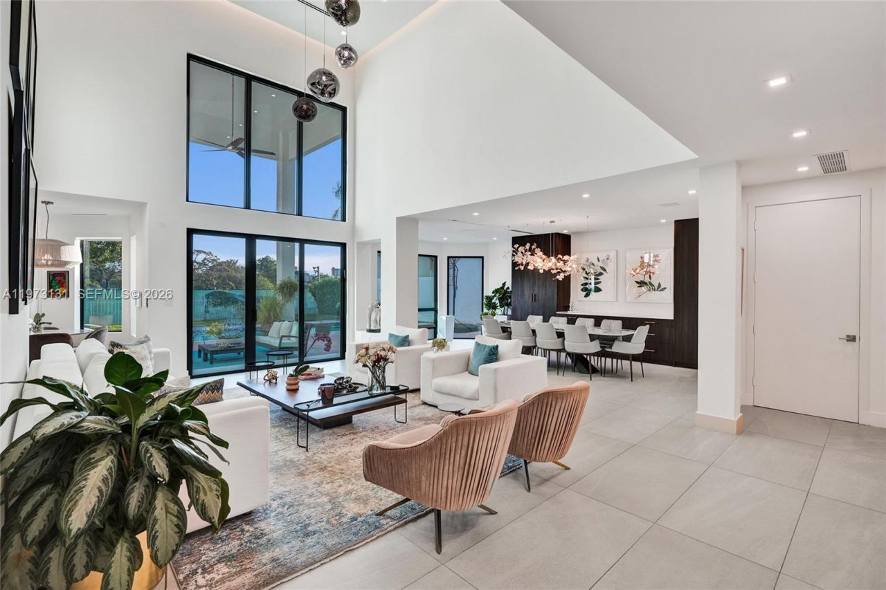 1572 NE 194th St , Miami, FL 33179 Photo