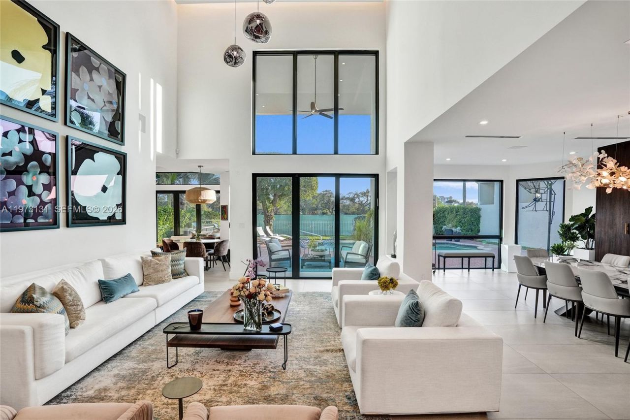 1572 NE 194th St , Miami, FL 33179 Photo