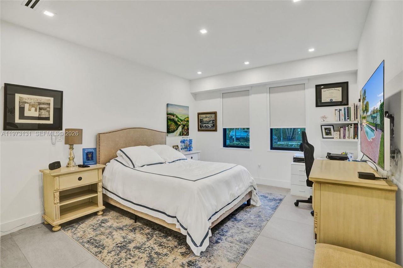 1572 NE 194th St , Miami, FL 33179 Photo