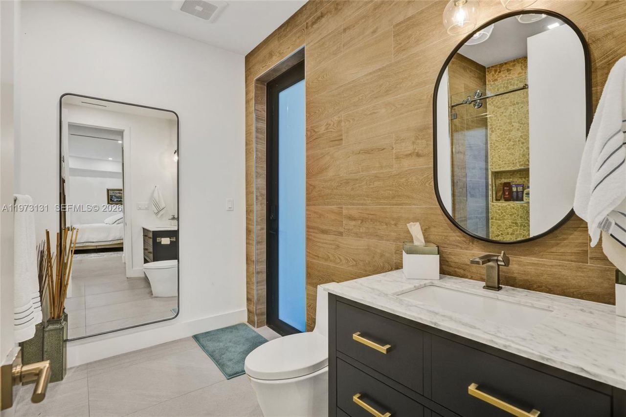 1572 NE 194th St , Miami, FL 33179 Photo