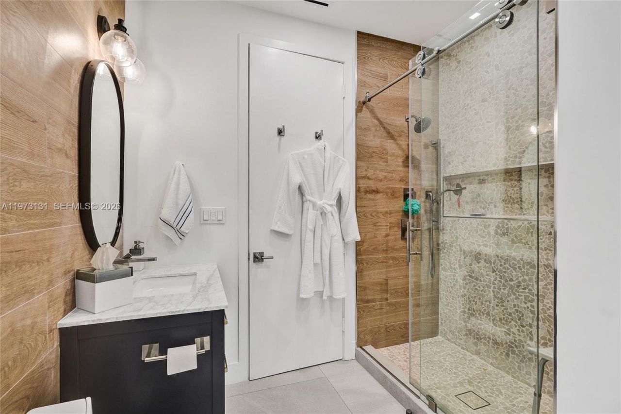 1572 NE 194th St , Miami, FL 33179 Photo