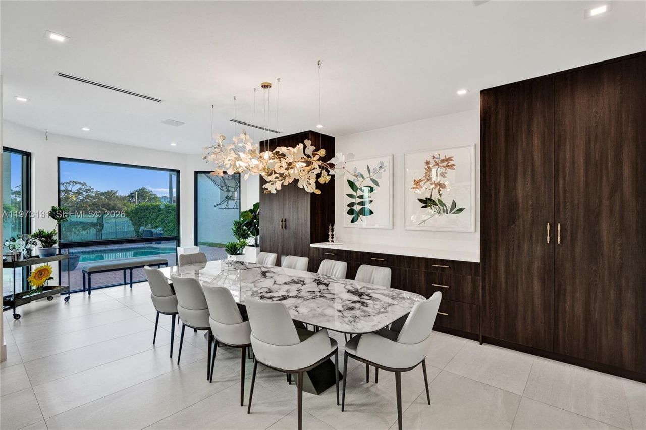 1572 NE 194th St , Miami, FL 33179 Photo