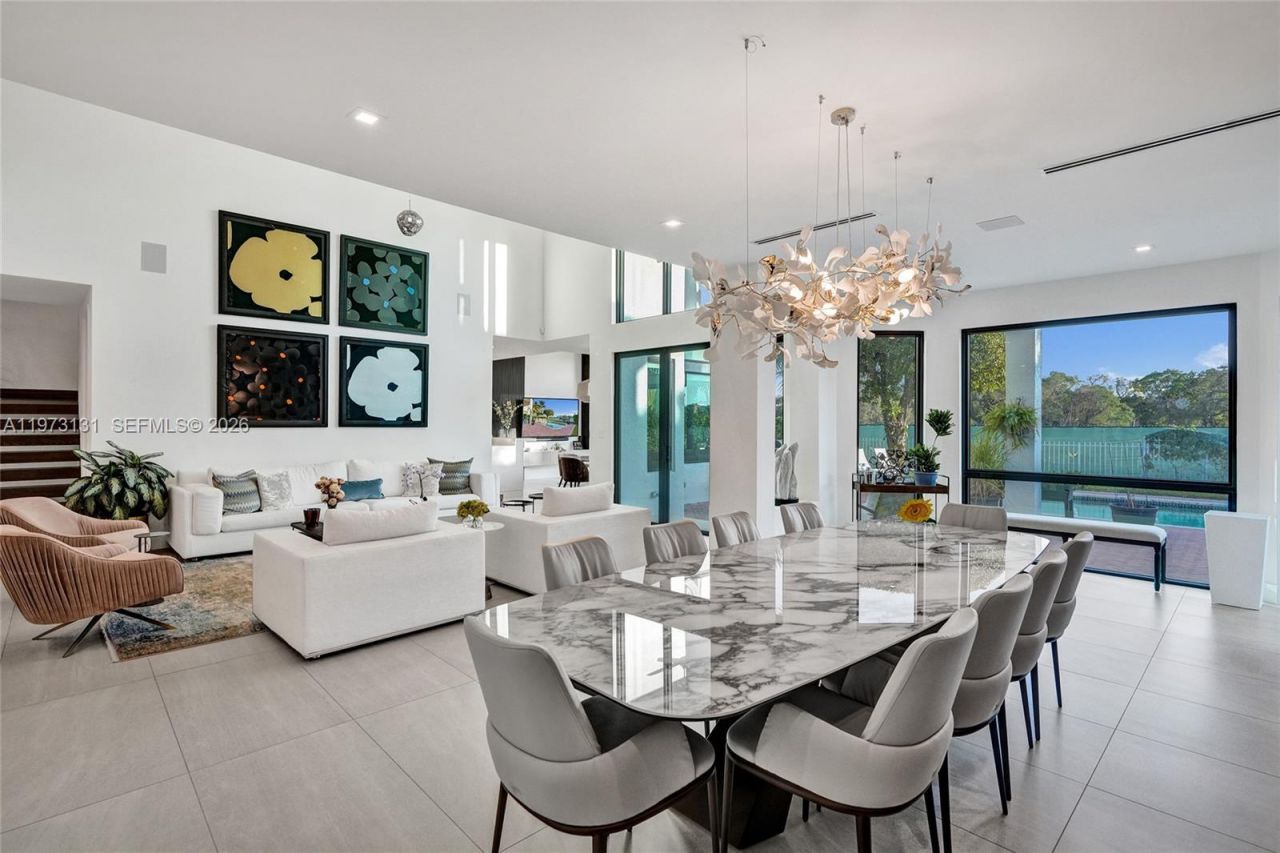 1572 NE 194th St , Miami, FL 33179 Photo