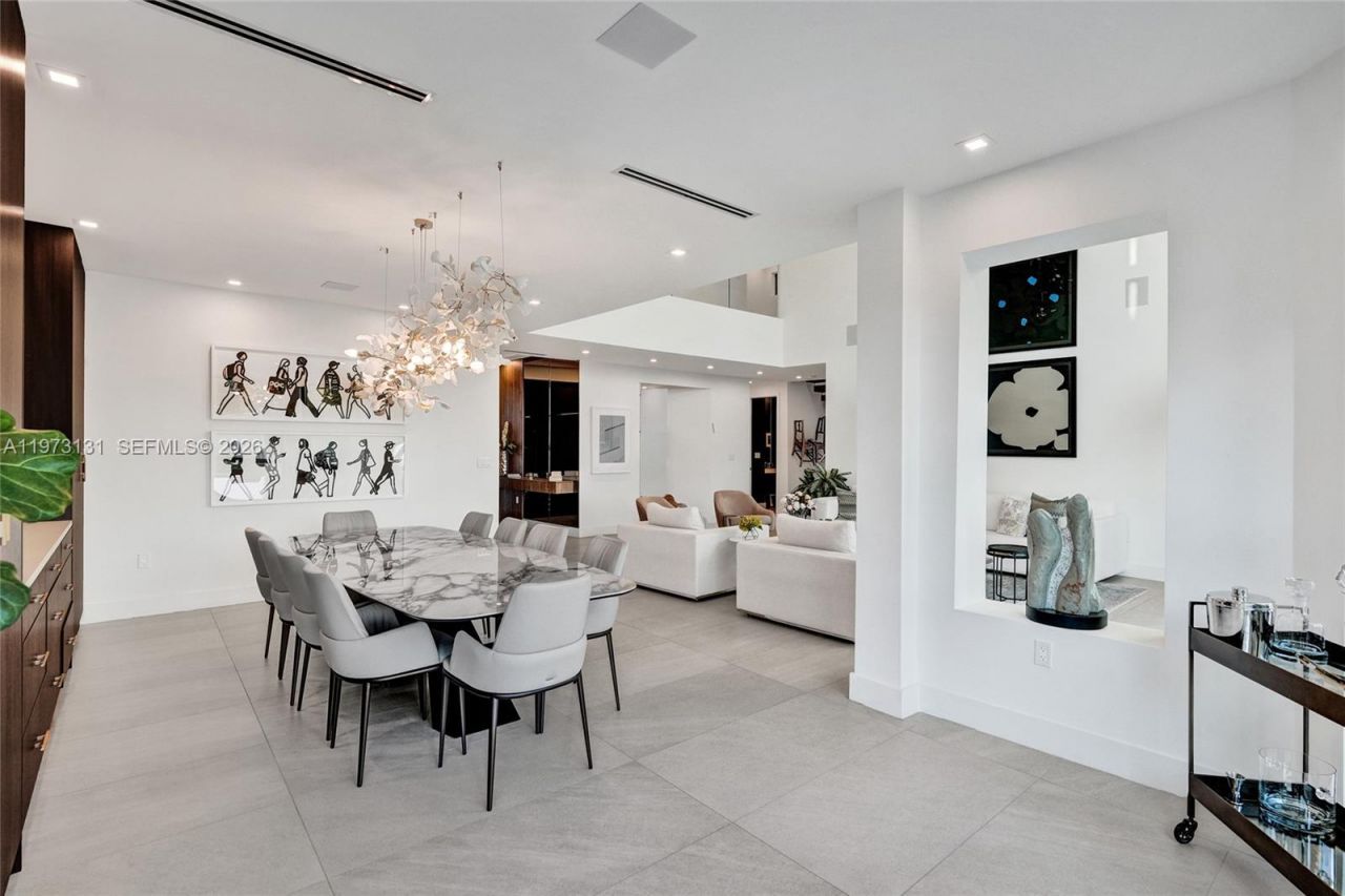 1572 NE 194th St , Miami, FL 33179 Photo