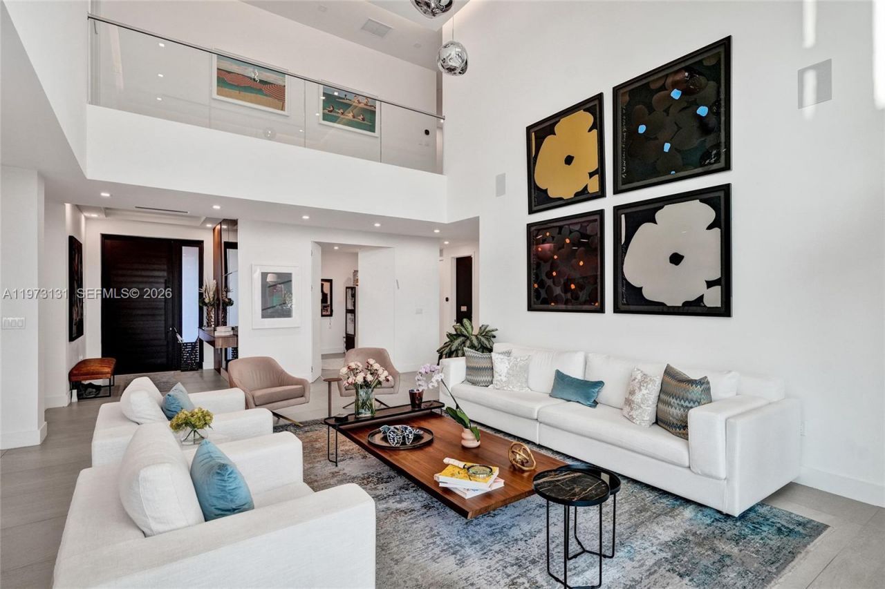 1572 NE 194th St , Miami, FL 33179 Photo