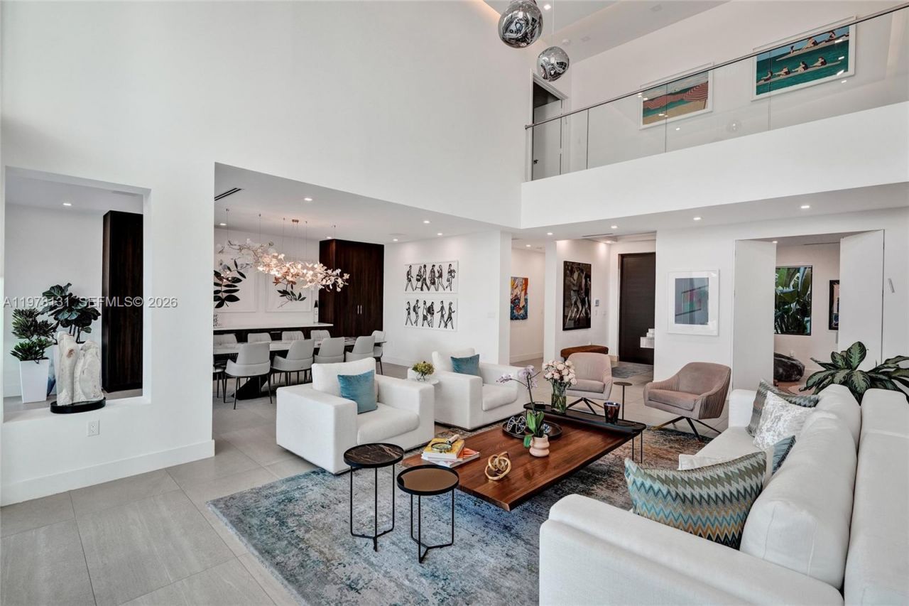 1572 NE 194th St , Miami, FL 33179 Photo