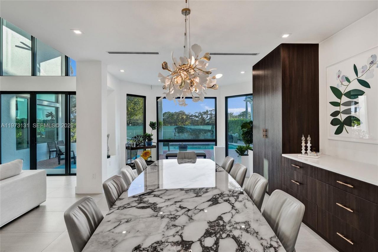 1572 NE 194th St , Miami, FL 33179 Photo