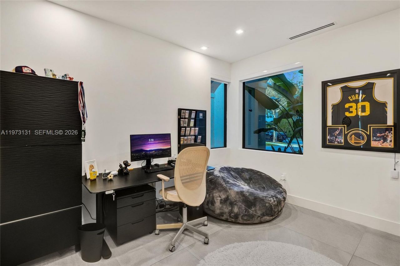 1572 NE 194th St , Miami, FL 33179 Photo