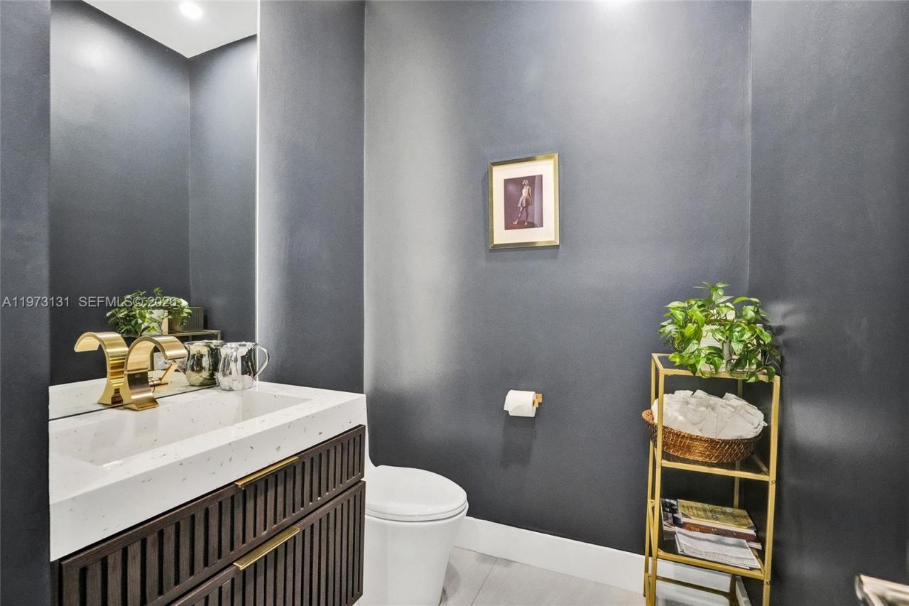 1572 NE 194th St , Miami, FL 33179 Photo