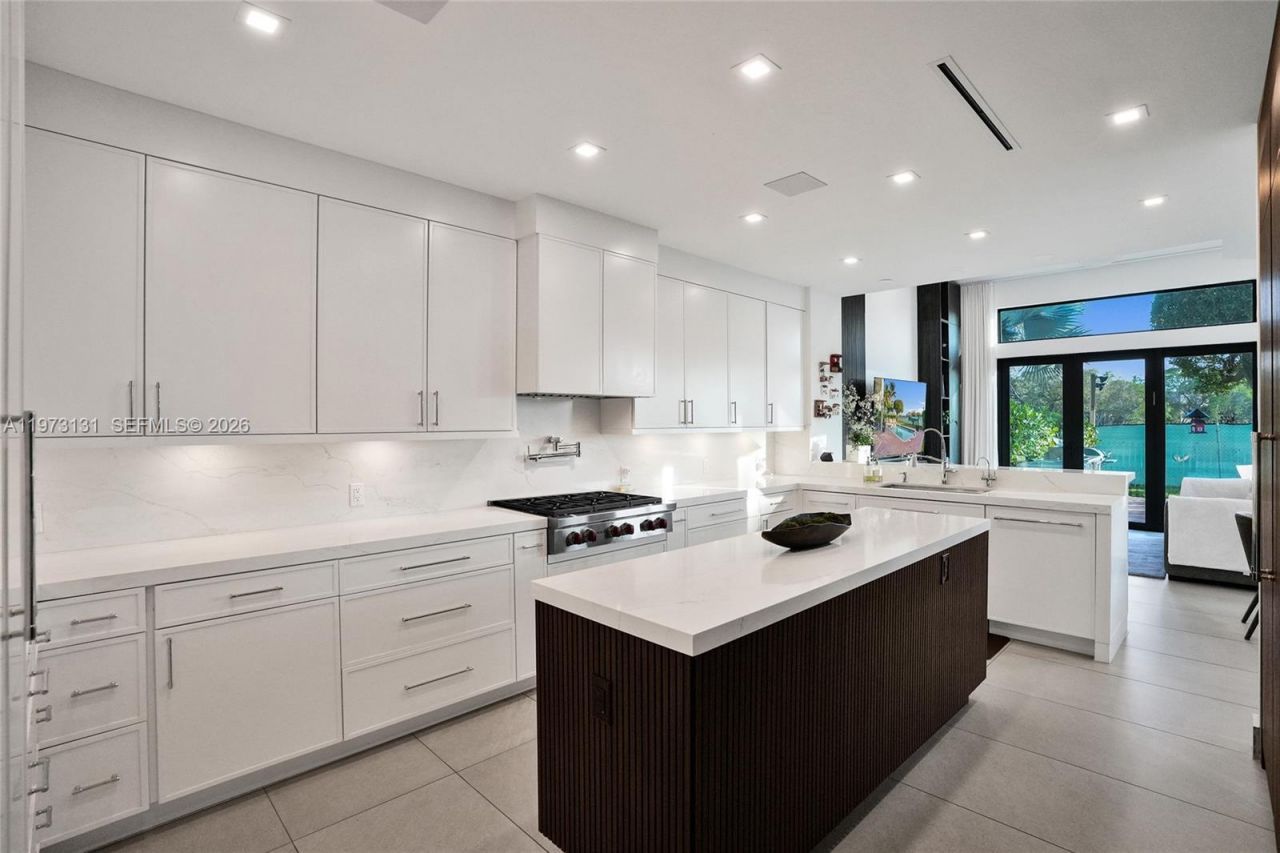 1572 NE 194th St , Miami, FL 33179 Photo