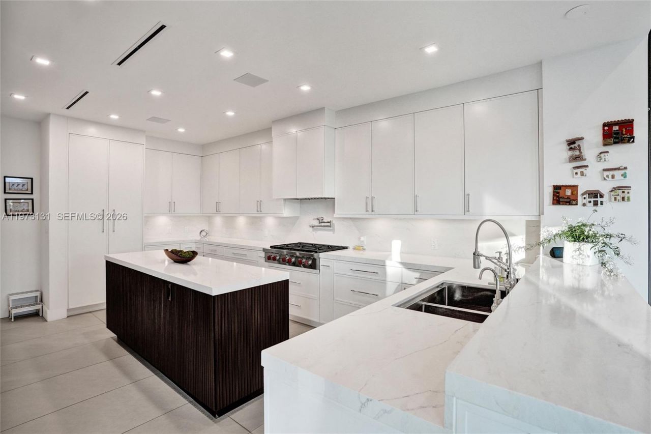 1572 NE 194th St , Miami, FL 33179 Photo