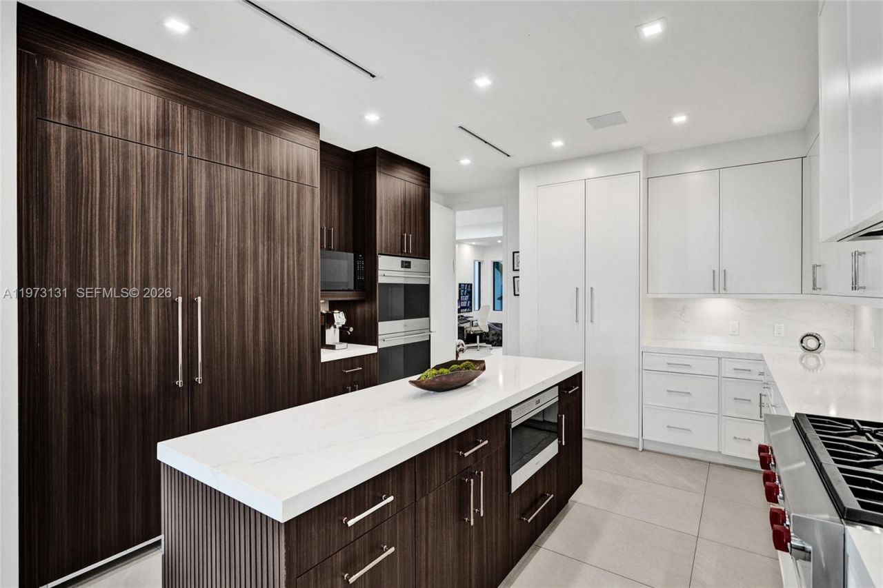 1572 NE 194th St , Miami, FL 33179 Photo