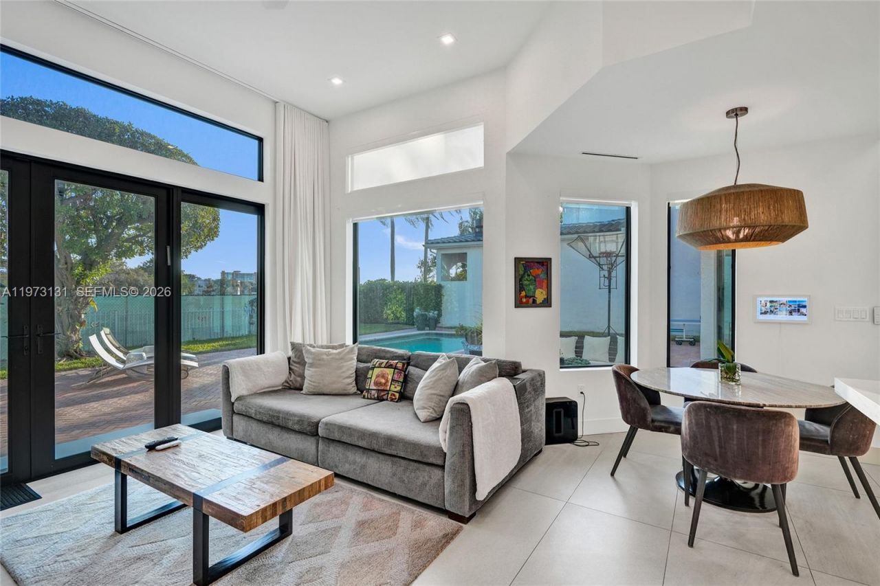 1572 NE 194th St , Miami, FL 33179 Photo