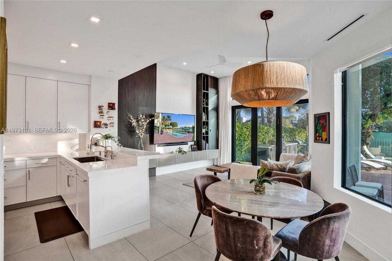 1572 NE 194th St , Miami, FL 33179 Photo