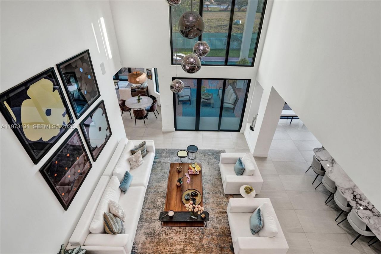 1572 NE 194th St , Miami, FL 33179 Photo