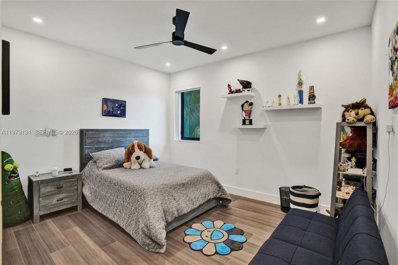 1572 NE 194th St , Miami, FL 33179 Photo