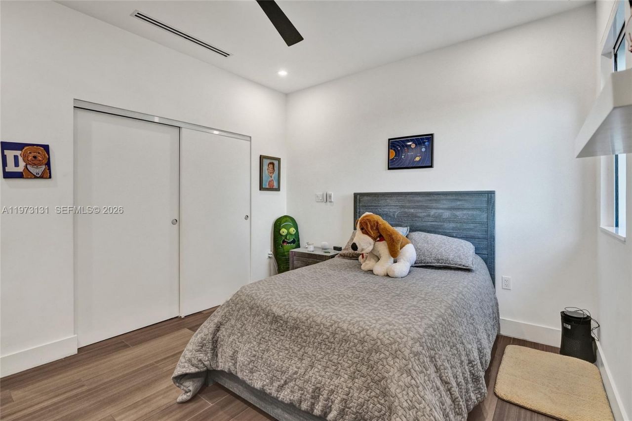 1572 NE 194th St , Miami, FL 33179 Photo