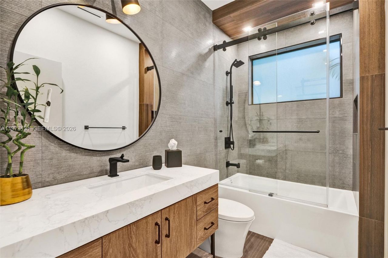 1572 NE 194th St , Miami, FL 33179 Photo