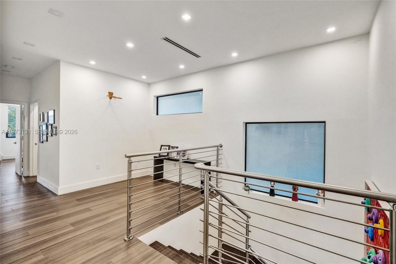 1572 NE 194th St , Miami, FL 33179 Photo