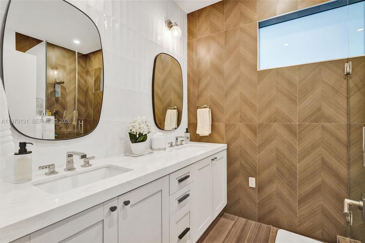 1572 NE 194th St , Miami, FL 33179 Photo