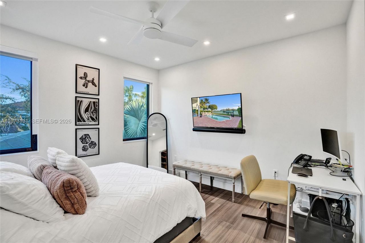 1572 NE 194th St , Miami, FL 33179 Photo