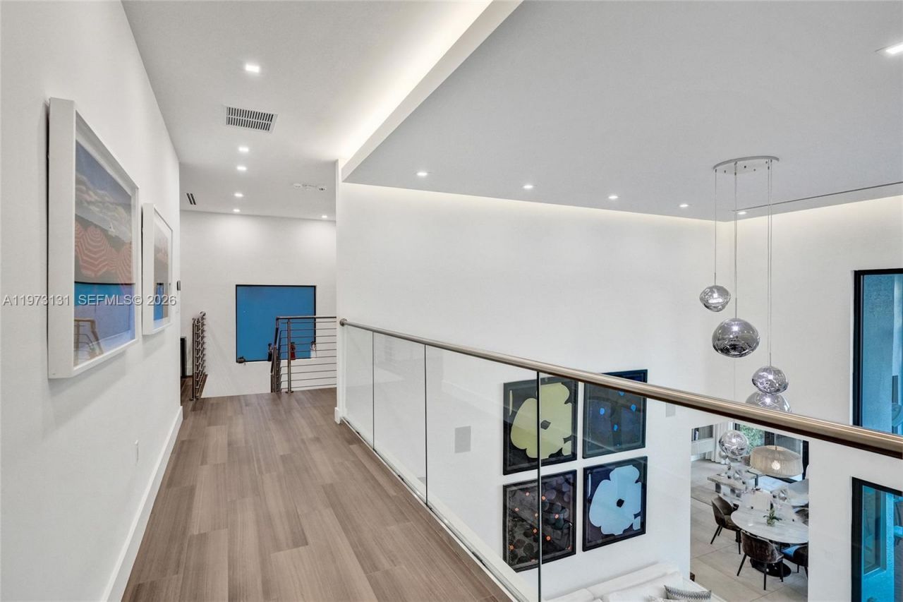 1572 NE 194th St , Miami, FL 33179 Photo