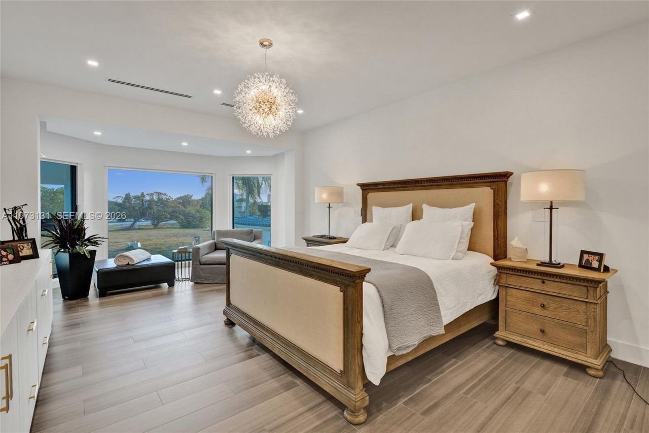 1572 NE 194th St , Miami, FL 33179 Photo