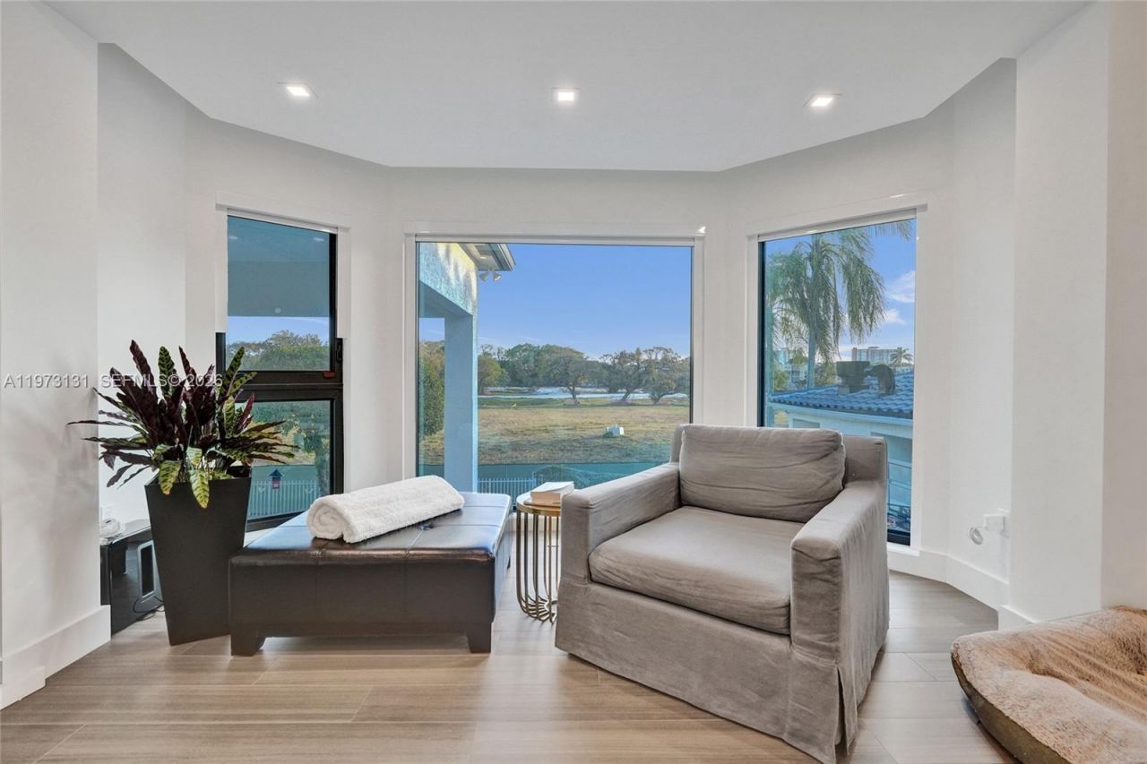 1572 NE 194th St , Miami, FL 33179 Photo