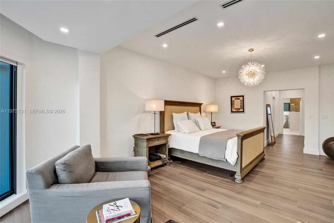 1572 NE 194th St , Miami, FL 33179 Photo