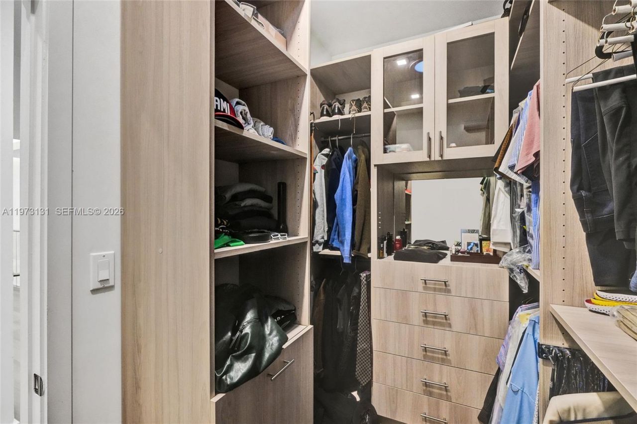 1572 NE 194th St , Miami, FL 33179 Photo