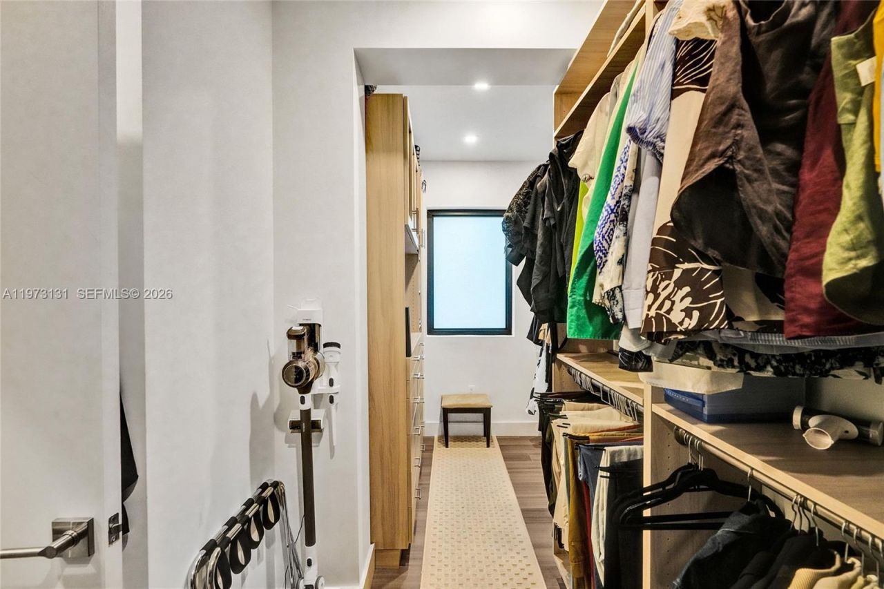 1572 NE 194th St , Miami, FL 33179 Photo