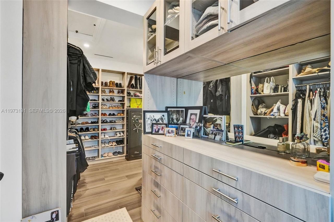 1572 NE 194th St , Miami, FL 33179 Photo