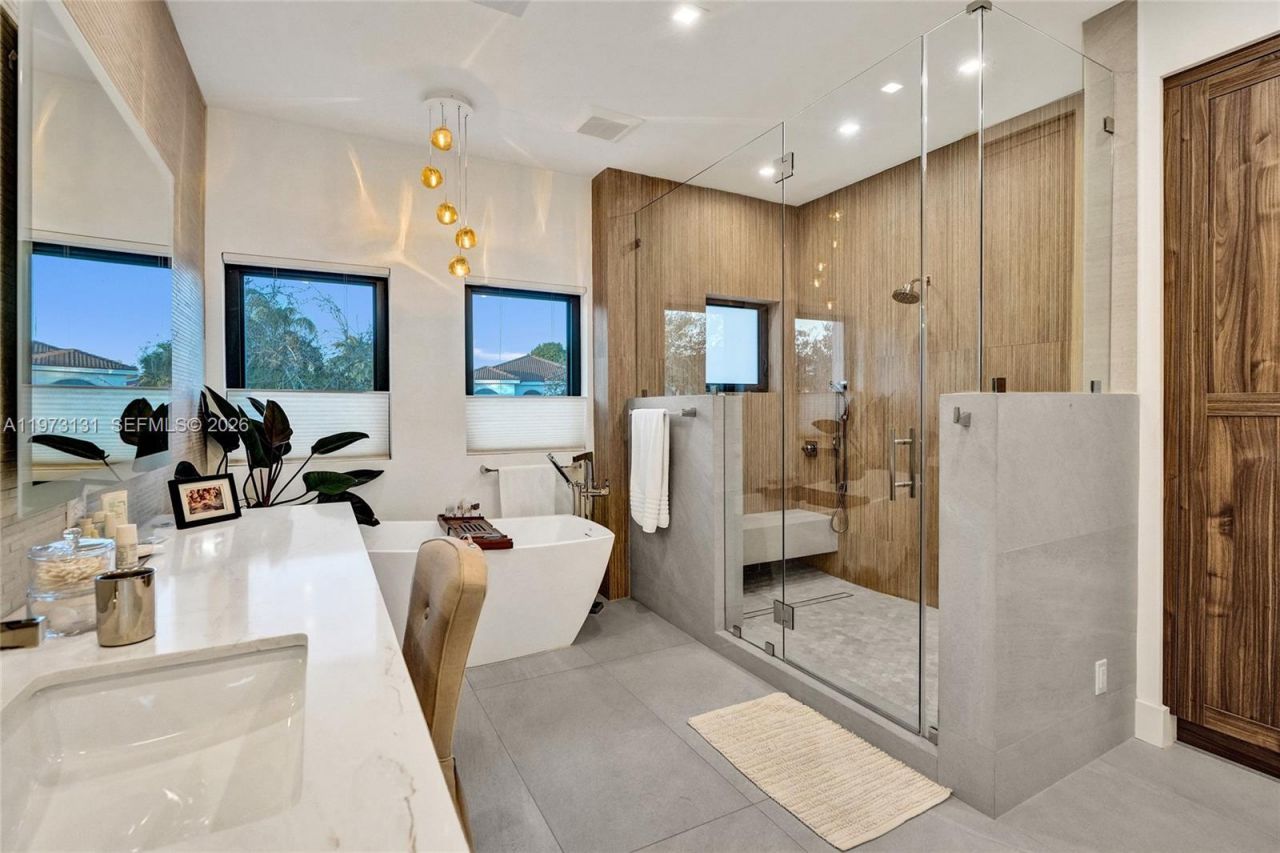 1572 NE 194th St , Miami, FL 33179 Photo