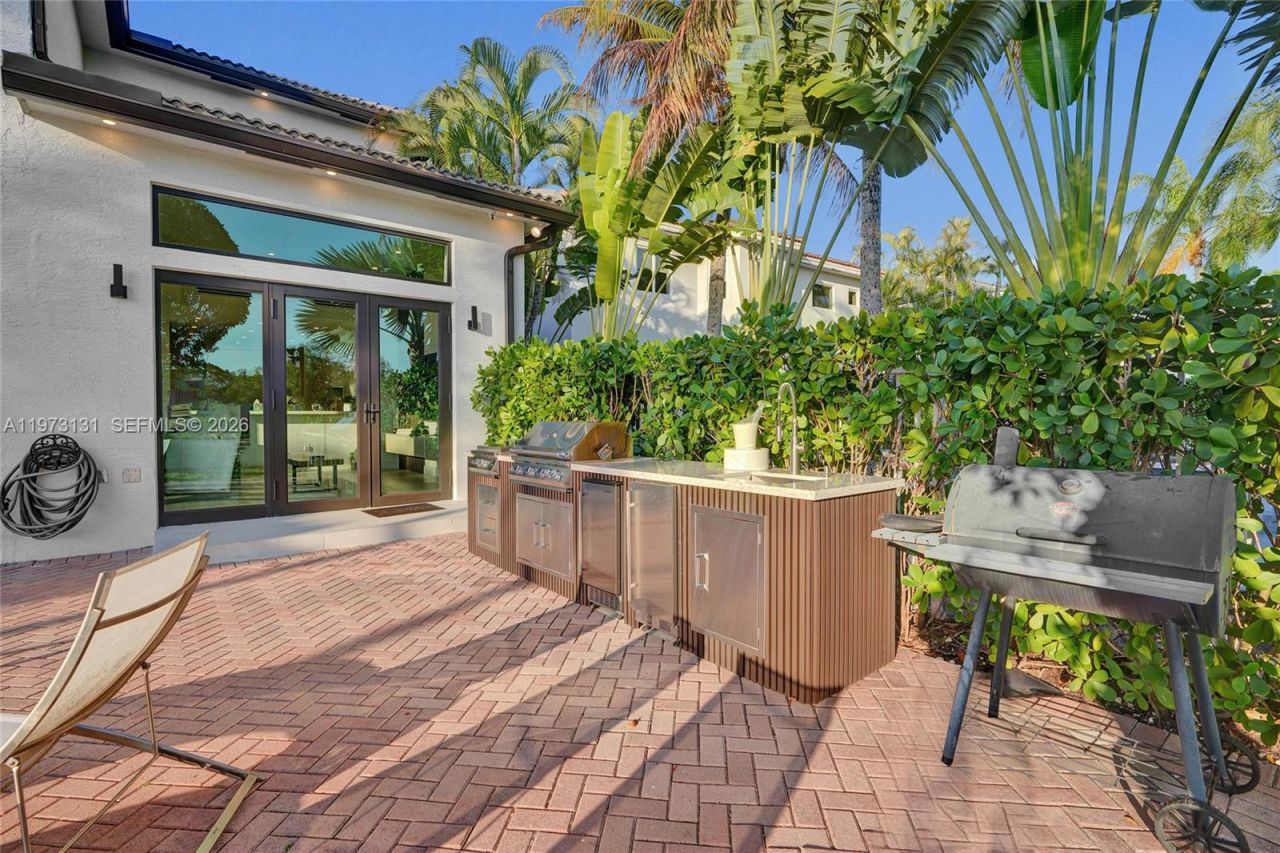 1572 NE 194th St , Miami, FL 33179 Photo