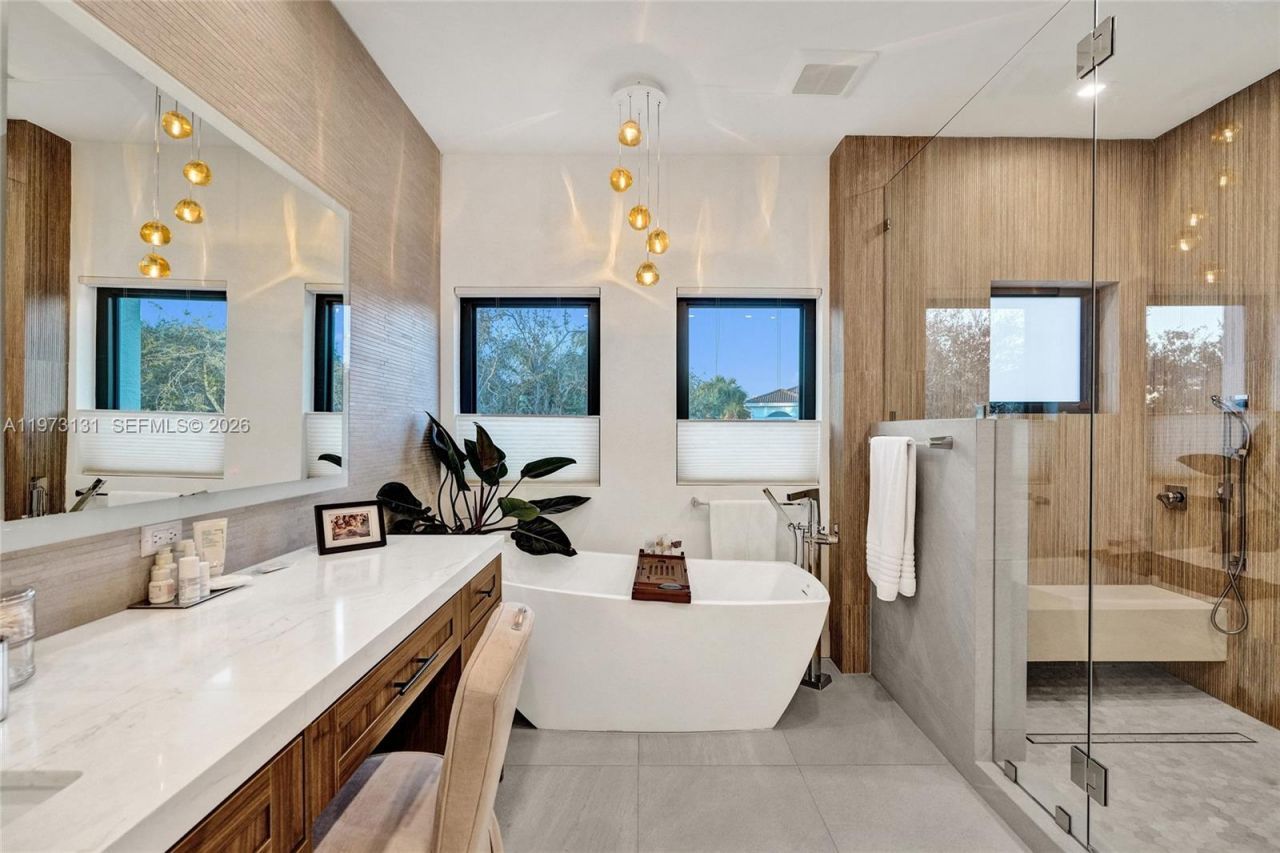 1572 NE 194th St , Miami, FL 33179 Photo