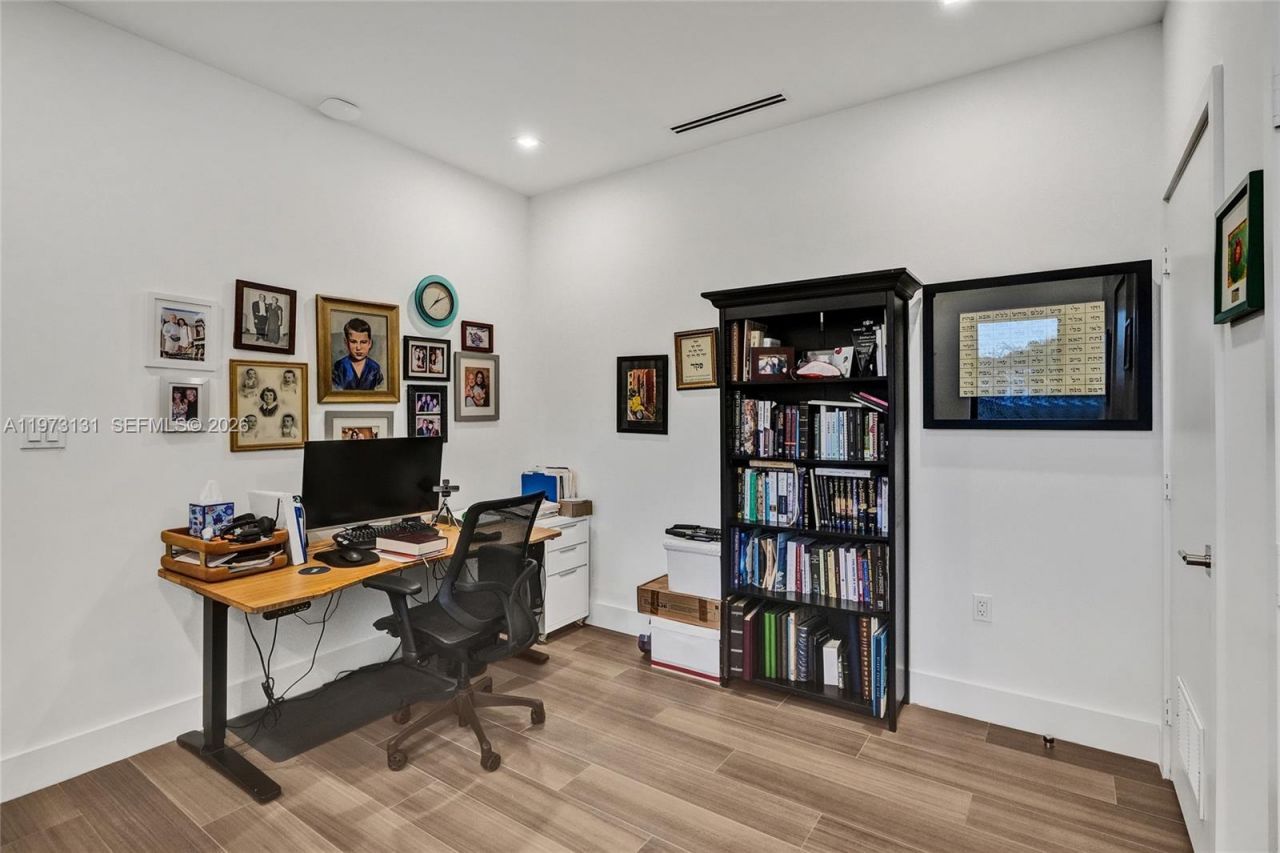 1572 NE 194th St , Miami, FL 33179 Photo