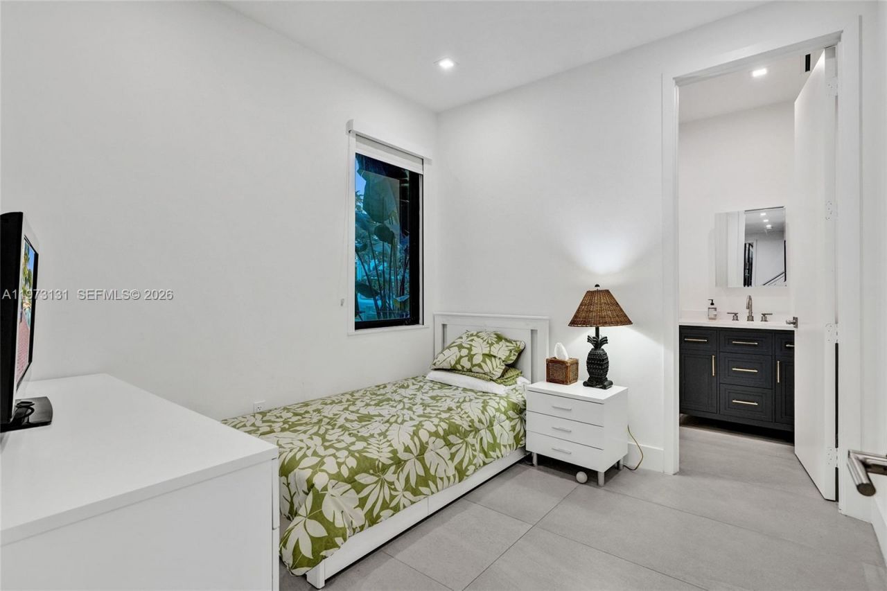 1572 NE 194th St , Miami, FL 33179 Photo