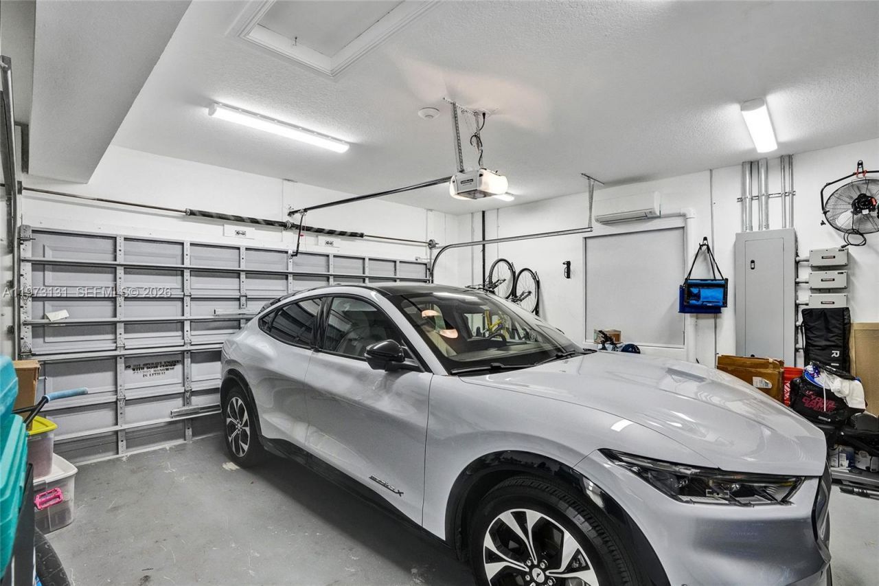 1572 NE 194th St , Miami, FL 33179 Photo