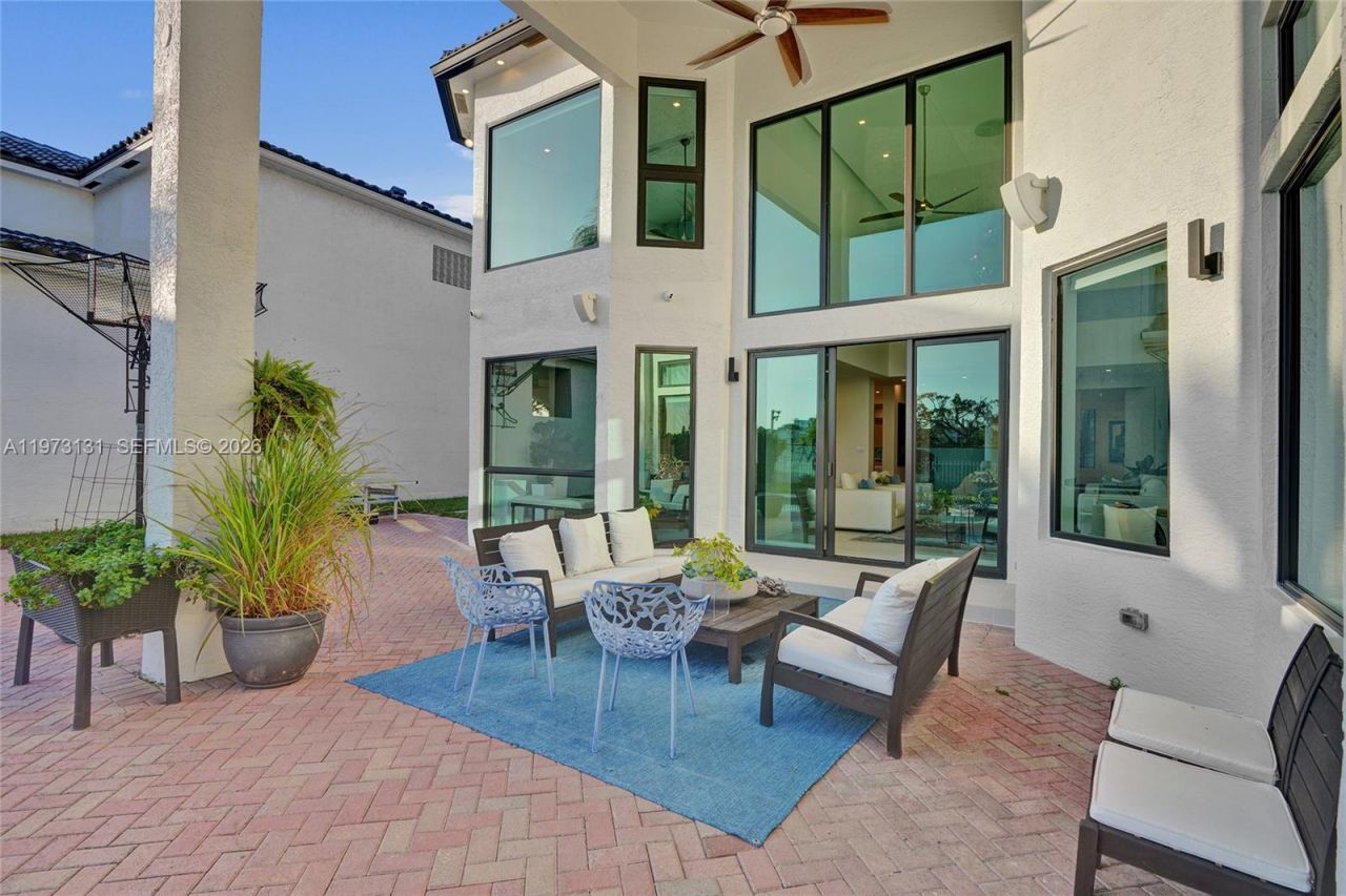 1572 NE 194th St , Miami, FL 33179 Photo