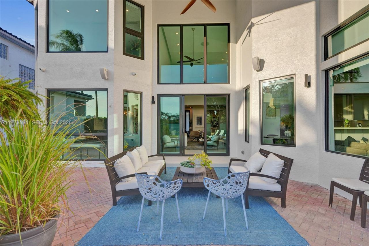 1572 NE 194th St , Miami, FL 33179 Photo