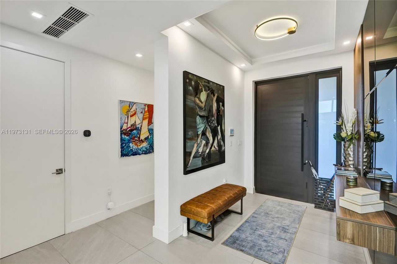 1572 NE 194th St , Miami, FL 33179 Photo