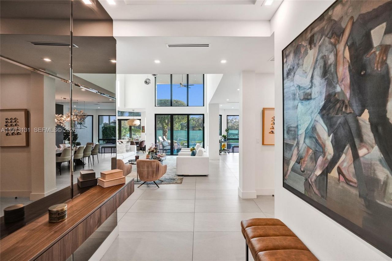 1572 NE 194th St , Miami, FL 33179 Photo