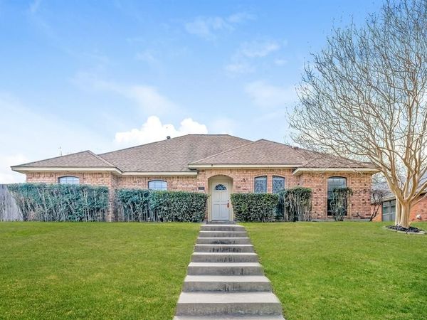 700 Robin Meadow Drive, DeSoto, TX 75115