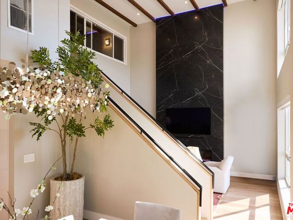 221 S Gale Drive, Unit 403, Beverly Hills, CA 90211