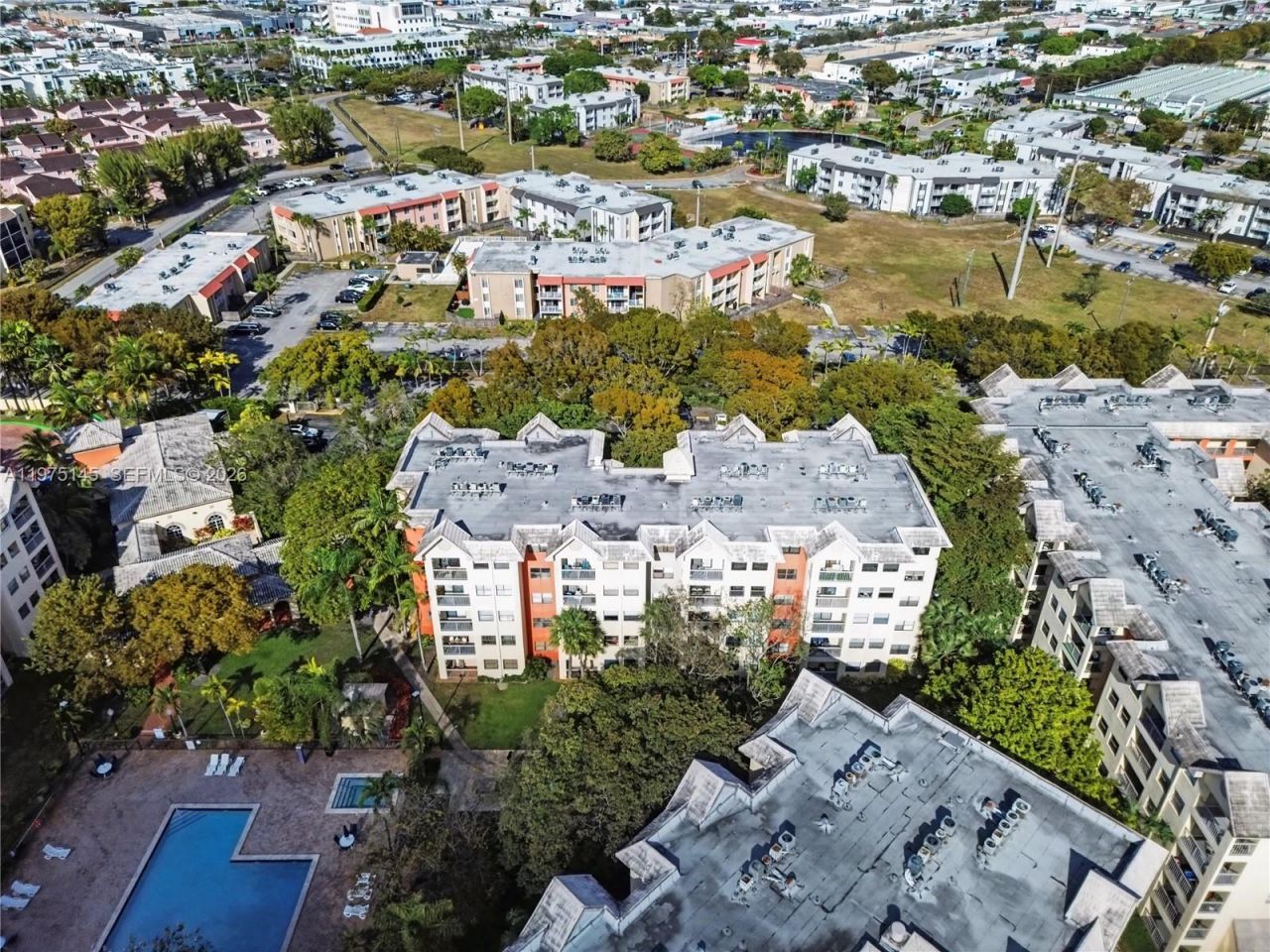 8120 Geneva Ct, Unit 453, Doral, FL 33166 Photo