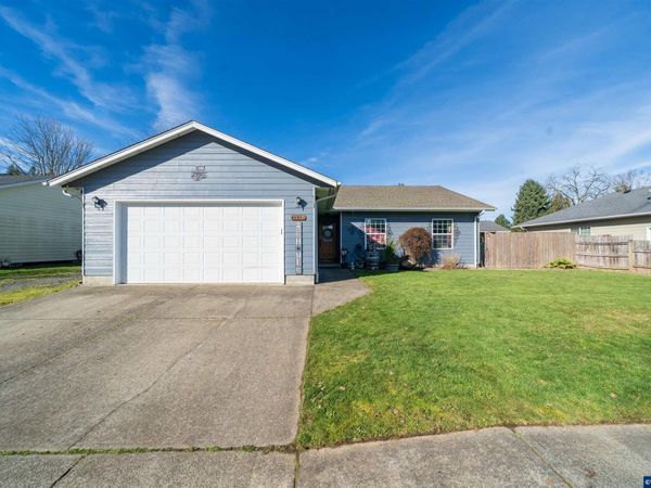 1137 SE 2nd Av, Mill City, OR 97360