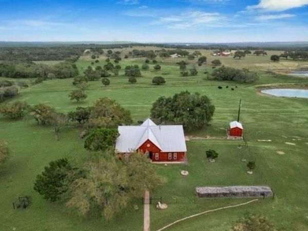117 County Road 407 , Spicewood, TX 78669